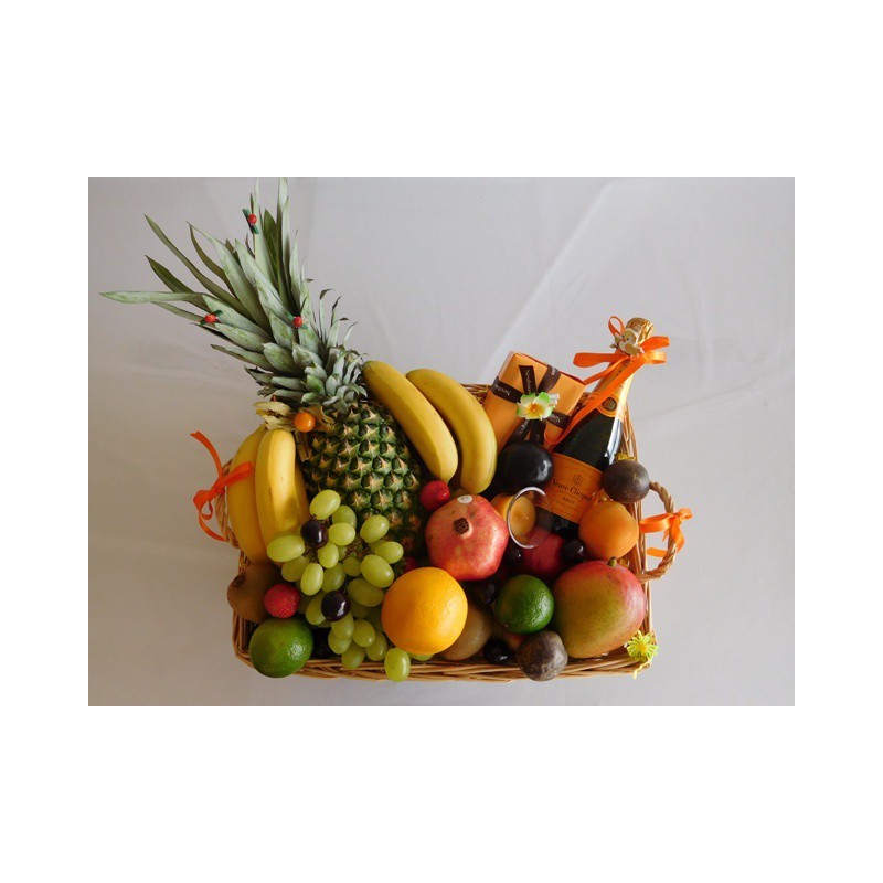 Deluxe delivery of exotic fruit baskets Belgium