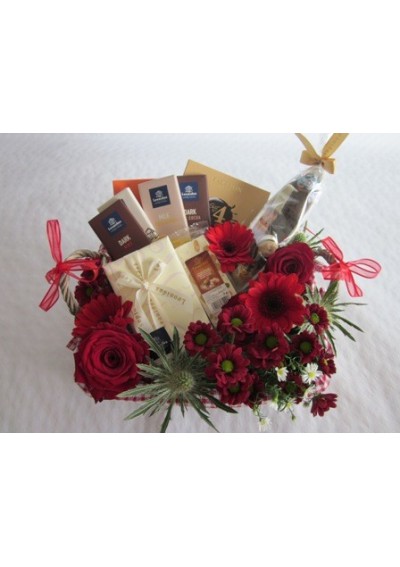 Panier cadeau Saint-Valentin bouquet de fleurs