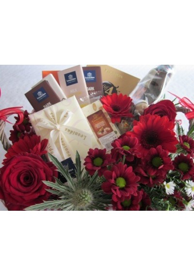 Panier cadeau Saint-Valentin bouquet de fleurs