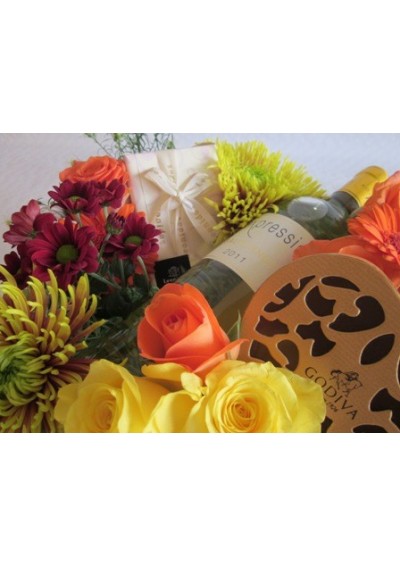 Geschenkmand met geweldige Sauternes en bloemen