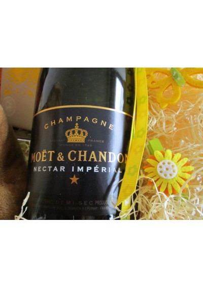 panier-naissance-ecureuil-04.jpg | Flûtes à champagne et bouteille Moët & Chandon
