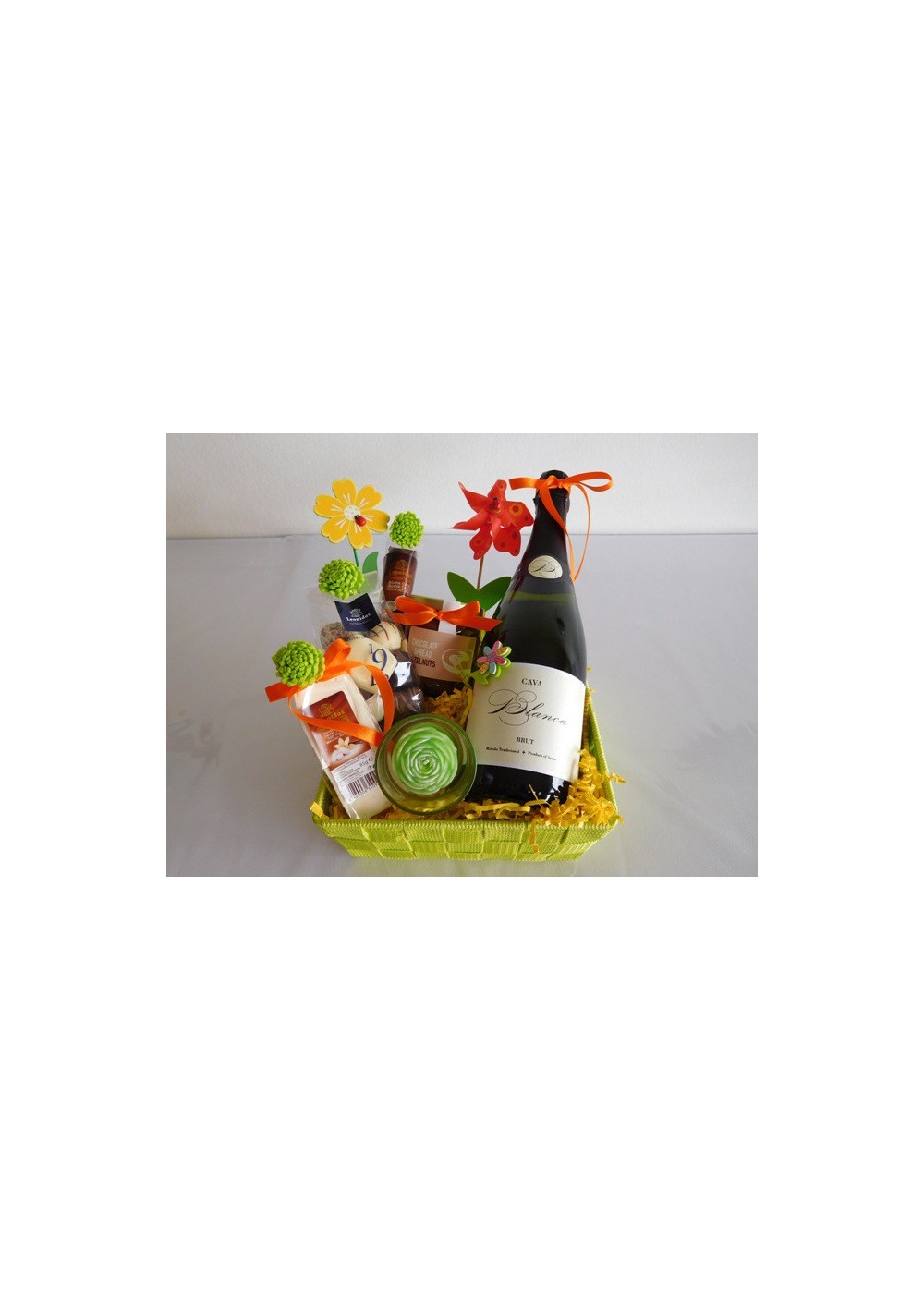 Birthday-Gift-Basket-Summer-Ladybug-cava-Brussels-EN-01.jpg | Birthday gift basket,Cava, pralines, Brussels, Belgium.