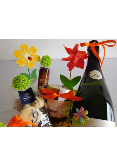 Birthday-Gift-Basket-Summer-Ladybug-cava-Brussels-EN-03.jpg | Birthday gift basket,Cava, pralines, Brussels, Belgium.