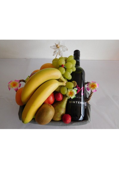 mand met fruit en Belgische chocolade