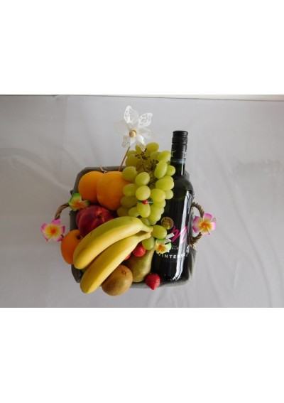 mand met fruit en Belgische chocolade