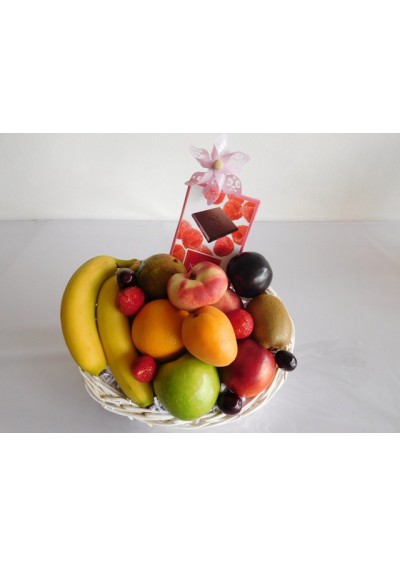 mand met fruit en chocolade Zwitserland