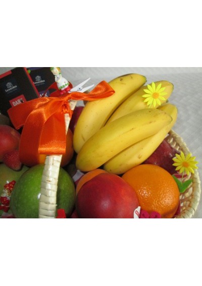 Geschenkmand met chocolade en fruit