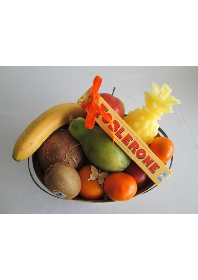 Mand met fruit en chocolade