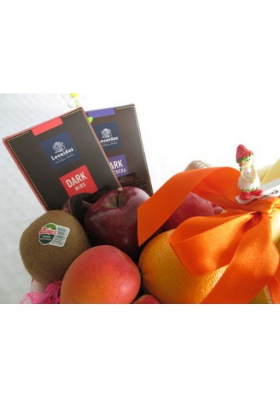 Geschenkmand met chocolade en fruit