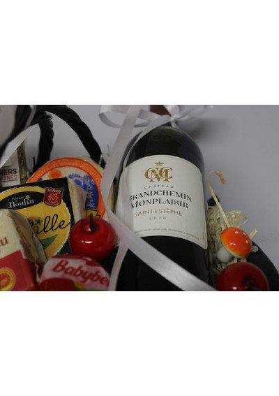 Cheeses and red wine from the Saint Estèphe region - Cheese basket