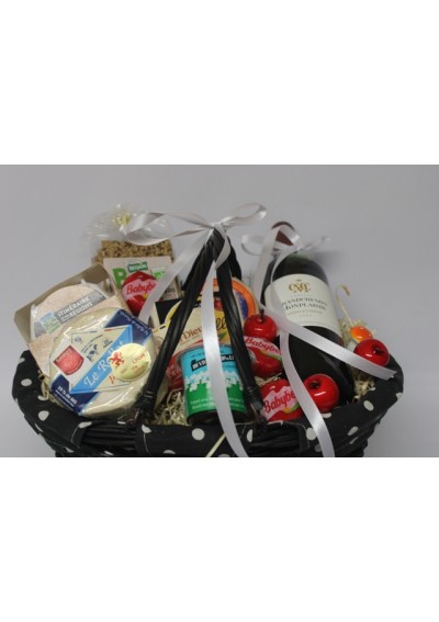 Cheeses and red wine from the Saint Estèphe region - Cheese basket