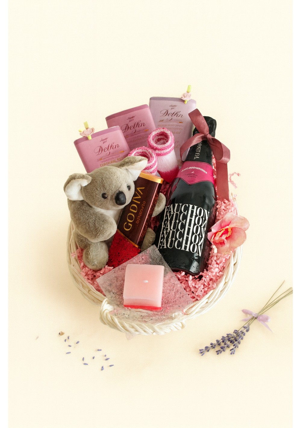 baby-girl-little-koala-gift-basket-04.jpg | Koala plush and candle – white wicker basket – Brussels delivery